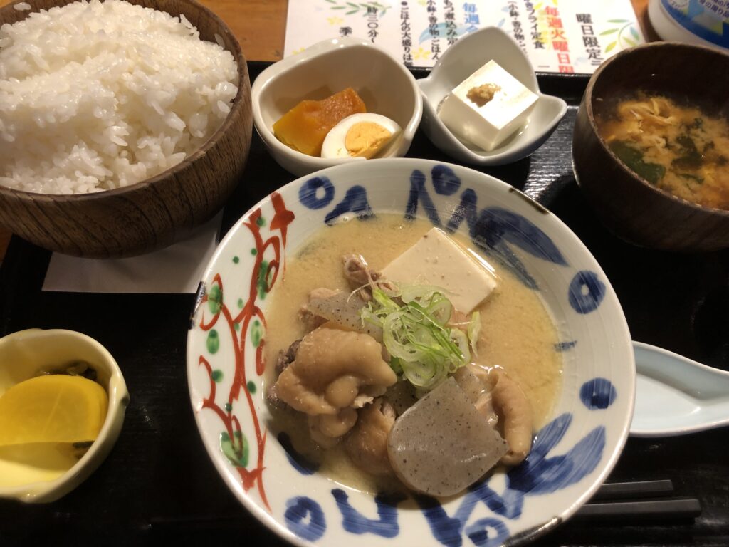 赤津加の鶏もつ煮込み定食