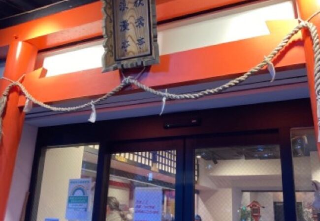 秋葉原神社の赤い鳥居と外観