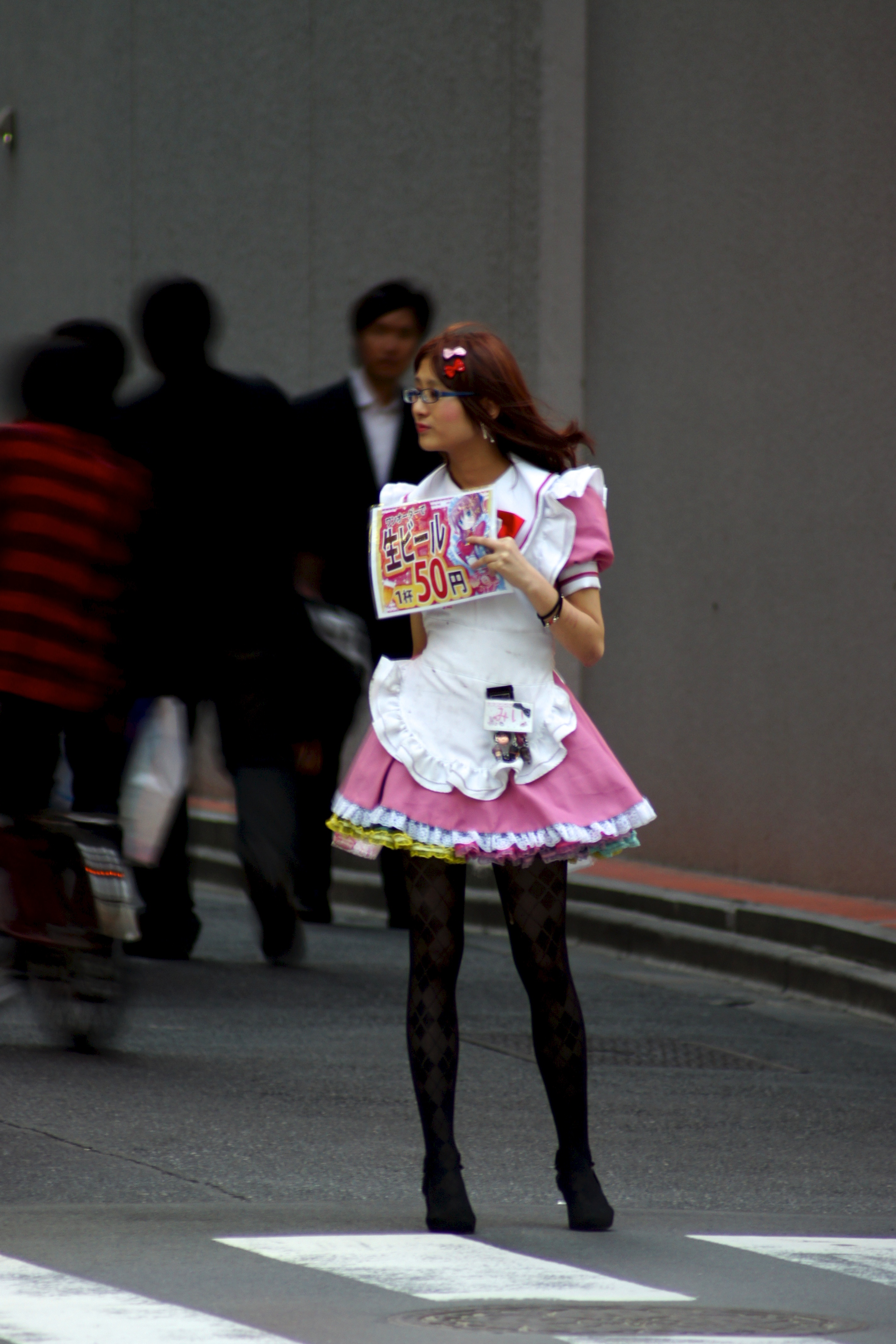 秋葉原のメイドカフェスタッフ