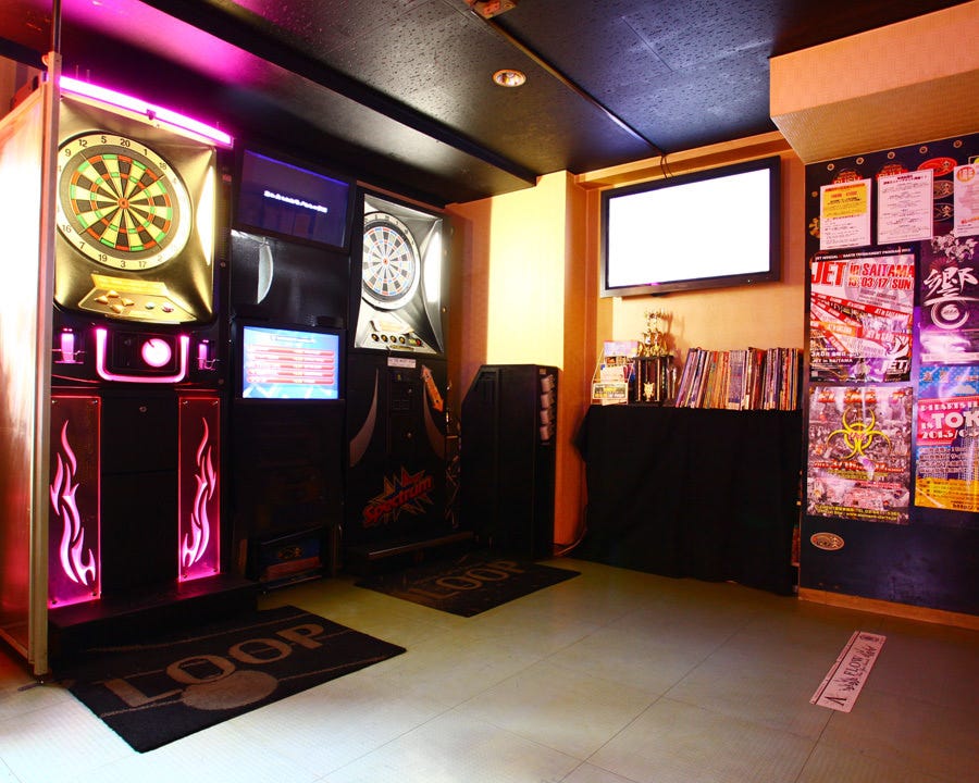 ダーツ & アミューズメントバーの店内