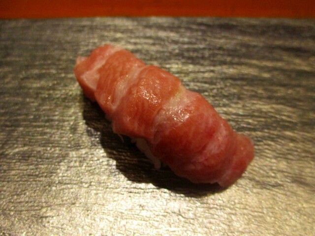 菊寿しの本鮪大とろ握り