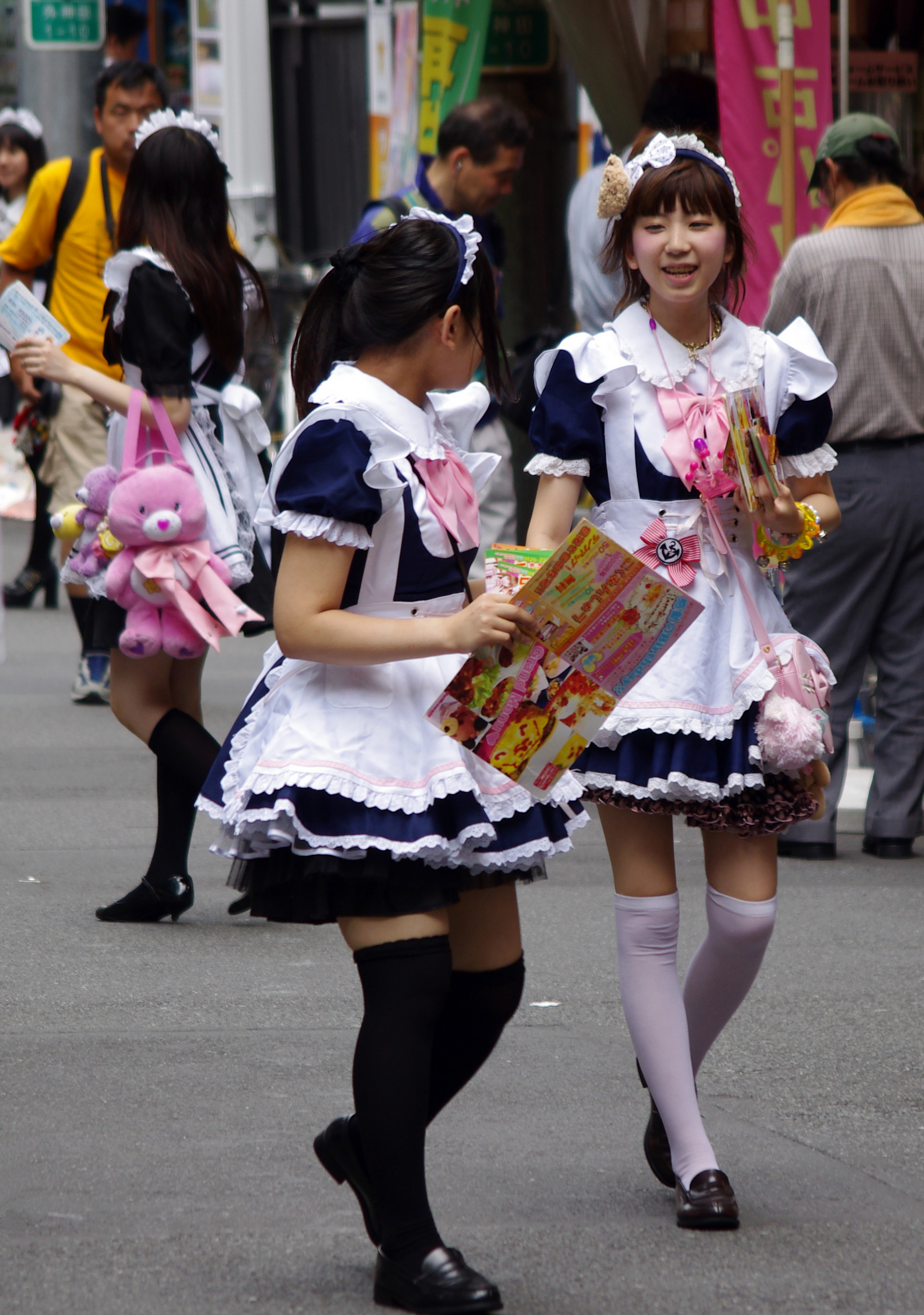 秋葉原でチラシを配るメイドたち